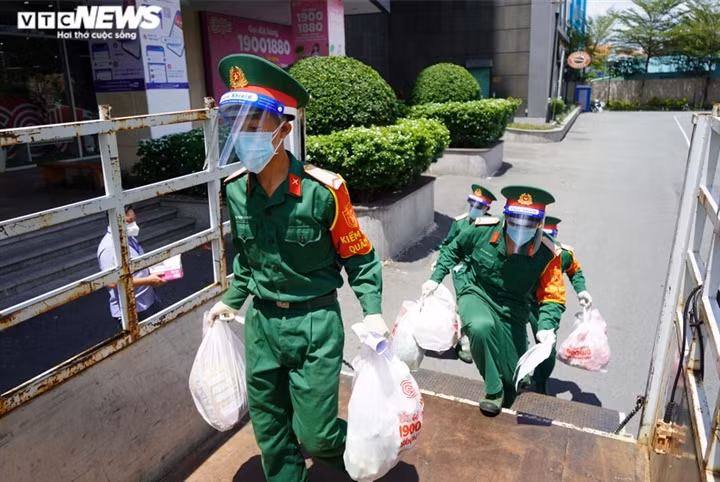 Military forces help locals shop amid tighter restrictions in HCM City ảnh 11 Military forces will continue to assist locals to go to the market during the tighter social distancing period implemented in Ho Chi Minh City for the ongoing COVID-19 fight.
