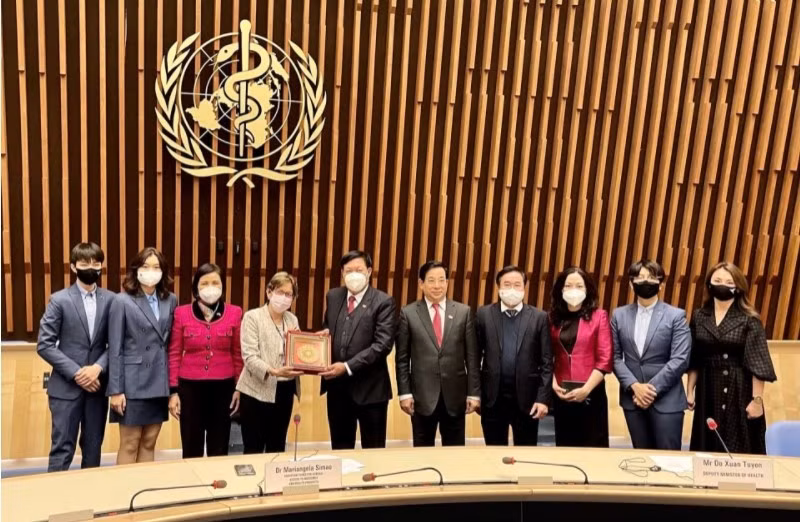WHO Assistant Director-General Dr. Mariangela Simao (fourth from left), Deputy Minister of Health Do Xuan Tuyen (fifth from left),Ambassador Le Thi Tuyet Mai, head of the Permanent Delegation of Vietnam to Geneva ​(third from left) with some representatives of the Ministry of Health, the Vihelm team at a meeting at WHO headquarters held on November 28 (baoquocte.vn)
