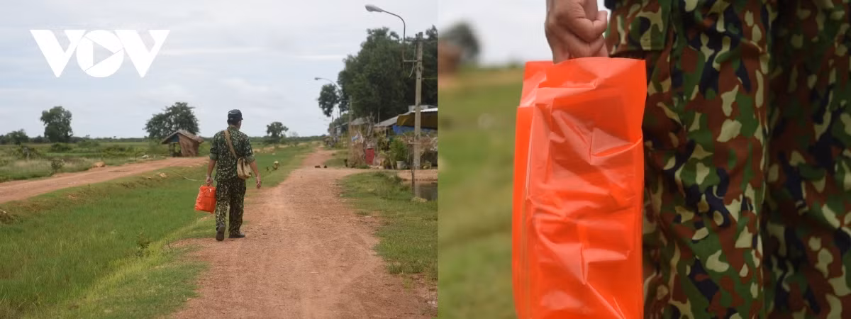 Troops guard border against COVID-19 risks ảnh 4 Along with undertaking the COVID-19 prevention tasks, the soldiers often offer face masks to families of Cambodian people living along the border.