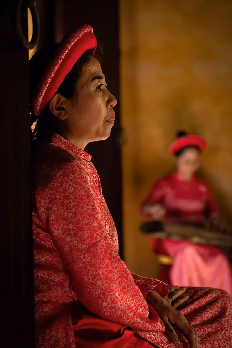 Photo of Hue woman wins prize in National Geographic competition ảnh 1 Vietnamese woman in traditional clothing in the Imperial City of Hue by Walter Monticelli.