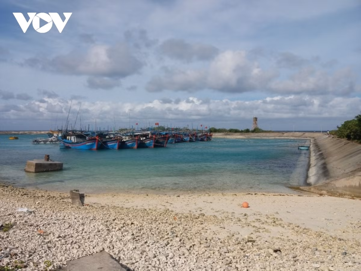 Fishing boats from Phu Yen province moor off the coast of Song Tu Tay island in Truong Sa district of Khanh Hoa province nearby.