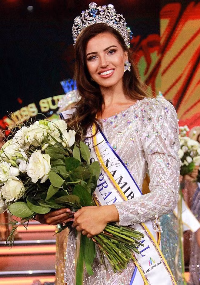 Vietnam among five largest international beauty pageant winners ảnh 4 Chanique Rabe takes the Miss Supranational 2021 title in the grand final held in Poland. The 25-year-old beauty from Miss Supranational 2021 owns her own fashion brand Chanique Designs and it notable for being the first representative from Namibia to win the crown.