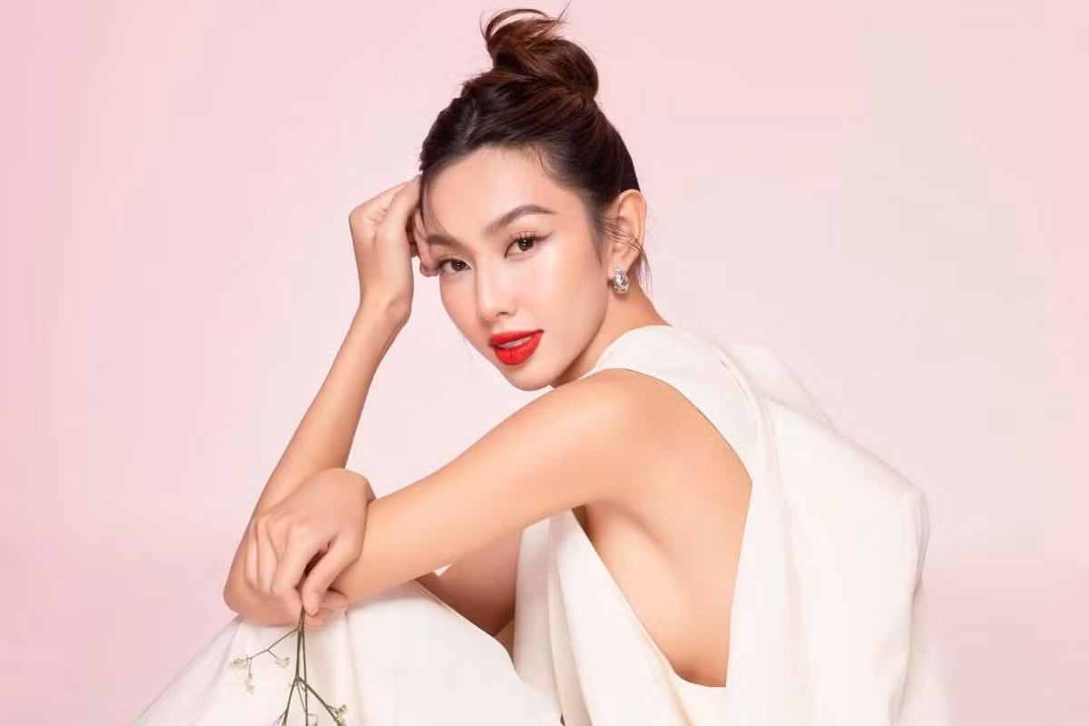 Vietnam among five largest international beauty pageant winners ảnh 7 The 23-year-old beauty is honoured after surpassing 69 candidates from different countries and territories around the world. She becomes the first Vietnamese contestant to win the title in the process.