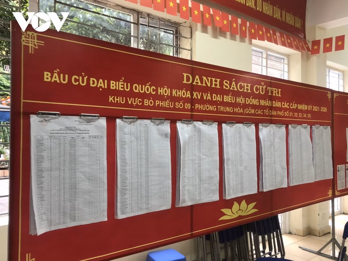 Hanoi gears up for May 23 general election amid COVID-19 threat ảnh 1 A list of candidates has been published at constituency No9 in Trung hoa ward.