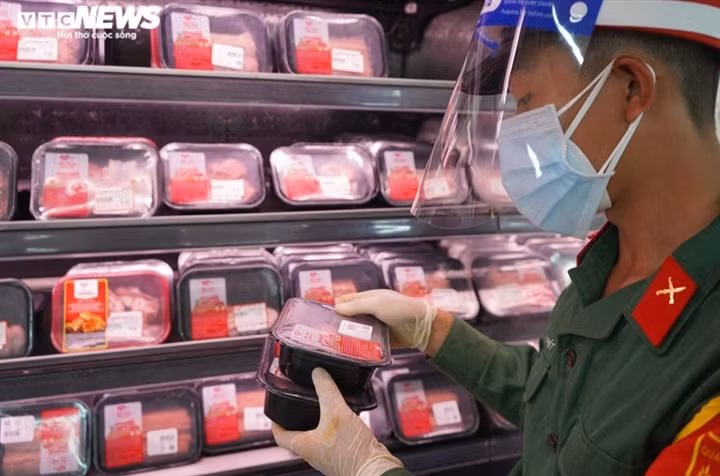 Military forces help locals shop amid tighter restrictions in HCM City ảnh 6 Meat and vegetables are also among the necessities.