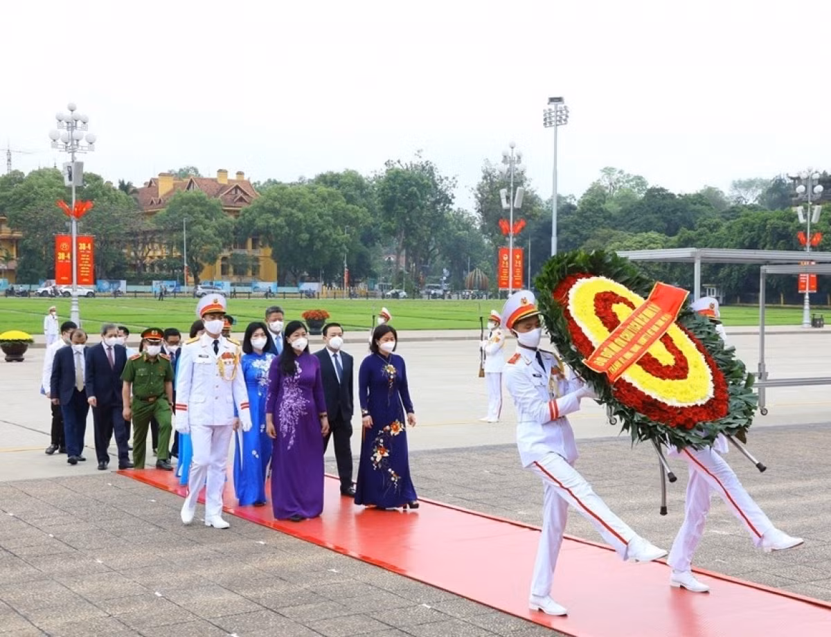 Party and State leaders pay floral tribute to late President Ho Chi Minh ảnh 8 A delegation made up of leaders from the capital pays a visit to the Ho Chi Minh Mausoleum.