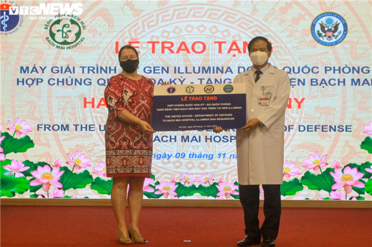 WHO hails vaccine diplomacy policy as Vietnamese success story ảnh 3 Marie C. Damour, Chargé d’Affaires for the US Mission to Vietnam, hands over an Illumina gene sequencing machine as the US gift to a leader of Bach Mai Hospital in Hanoi in November 2021. (Photo: VTC News)