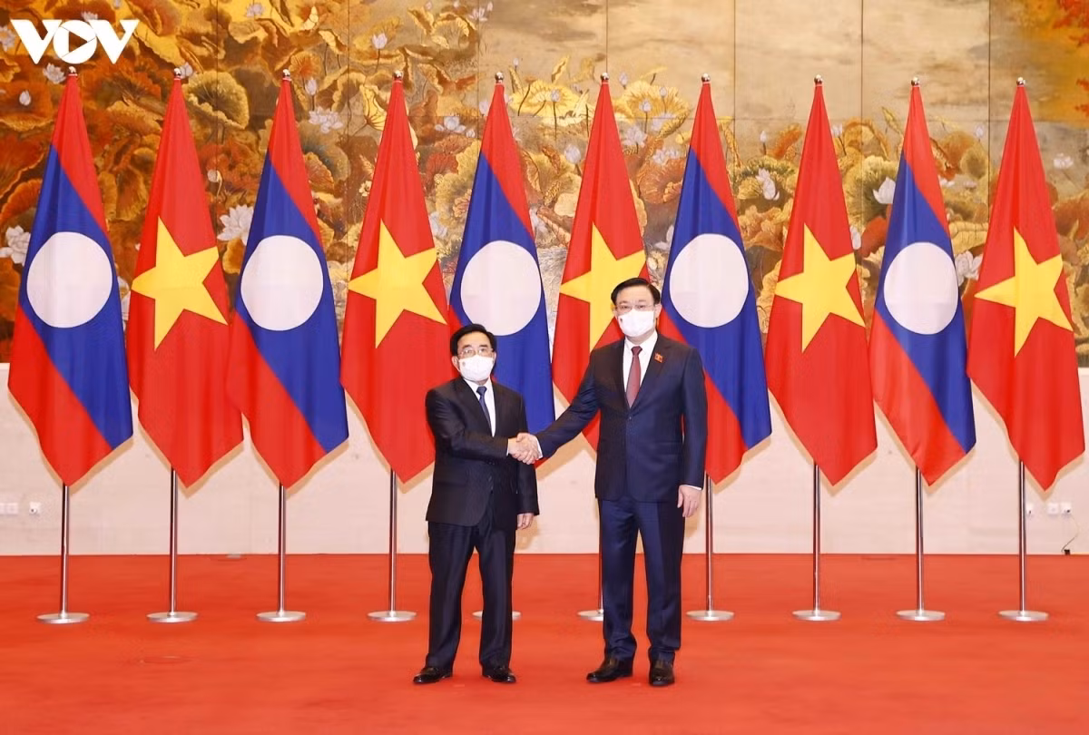 Highlights of Laos PM’s visit to Vietnam in photos ảnh 9 The Lao PM also meets with Vietnamese National Assembly (NA) Chairman Vuong Dinh Hue (R) in Hanoi.