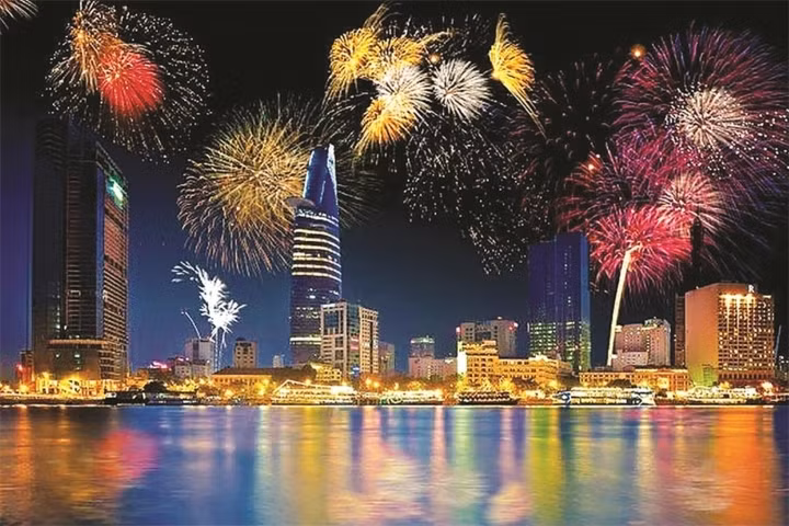 Fireworks to light up skies of HCM City to mark Reunification Day ảnh 1