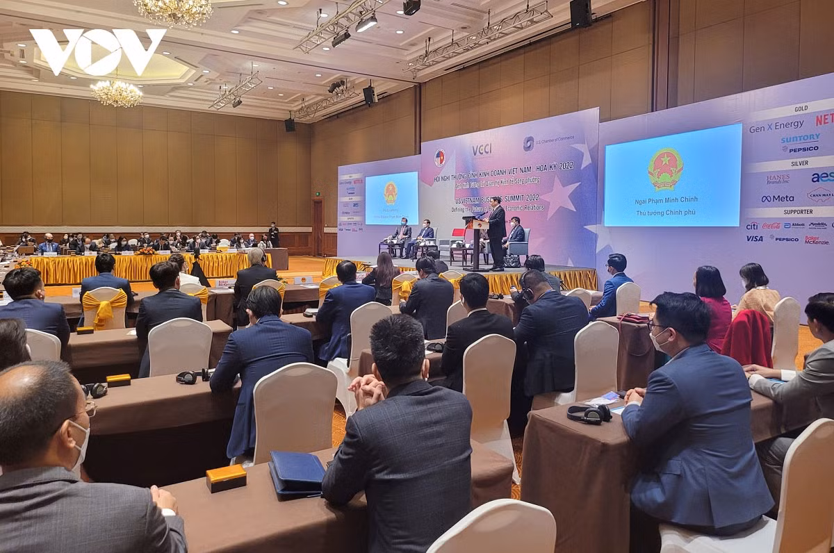 Senior US officials and representatives of large US corporations attend the summit.