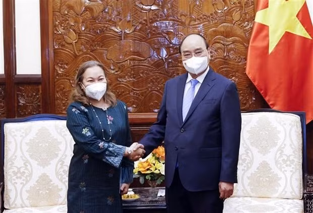 President Nguyen Xuan Phuc (right) bids farewell to theoutgoing Ambassador of Malaysia to Vietnam, Dato Sharifah Norhana Syed Mustaffa, on January 20 afternoon. (Photo: VNA)
