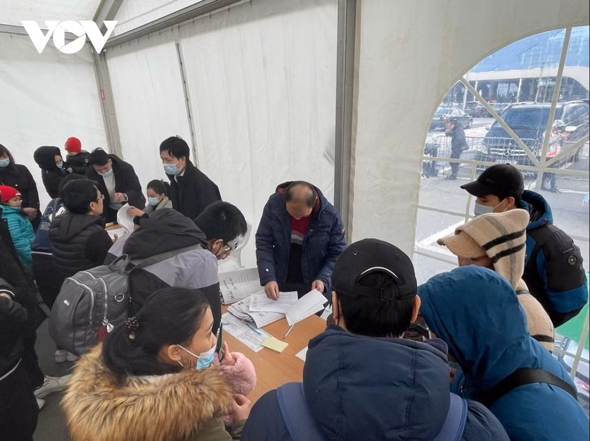 &nbsp; &nbsp;According to information from the Vietnamese Embassy in Romania, Vietnam Airlines flight VN68 carries 291 Vietnamese citizens, including 216 adults (the elderly, pregnant women, and students), 60 children from 2-12 years old, and 15 children under 2 years old, took off at 19:20 (local time) from Bucharest&nbsp;Henri Coandă International Airport and landed at Noi Bai International Airport at around 11 am on March 13.
