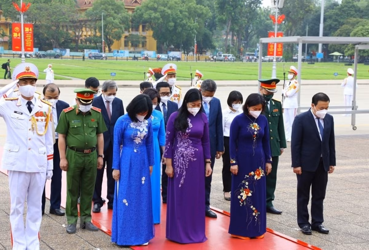 Party and State leaders pay floral tribute to late President Ho Chi Minh ảnh 9 Party and State leaders pay floral tribute to late President Ho Chi Minh ảnh 9