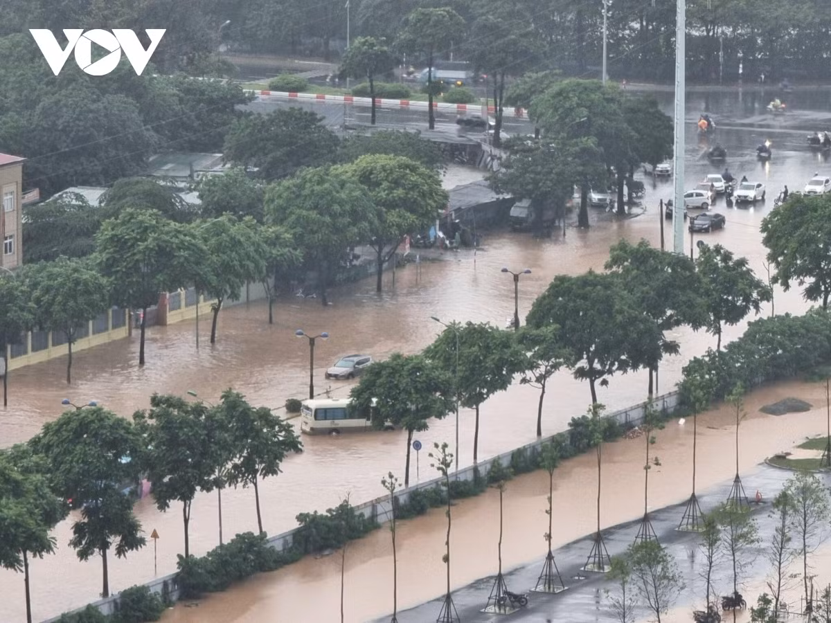 An intersection between Chau Van Lien and Le Quang Dao streets is severely inundated.