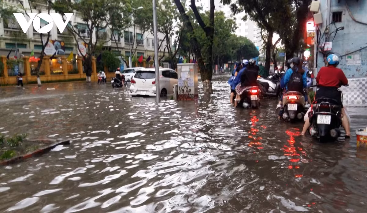 Many motorbike drivers choose to move on higher pavements to avoid engine breakdowns in water.