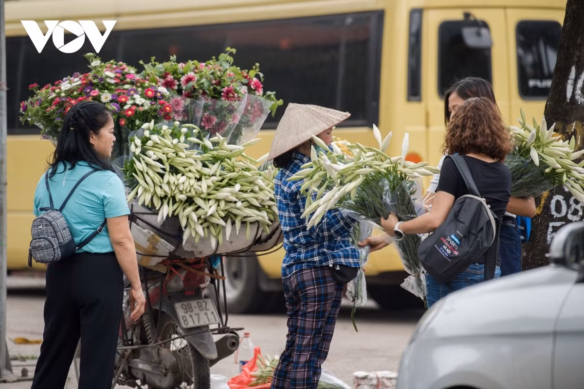 Although lilies are rather expensive during the early season, these flowers are favourites among many local people who are keen to buy them by the bunch.