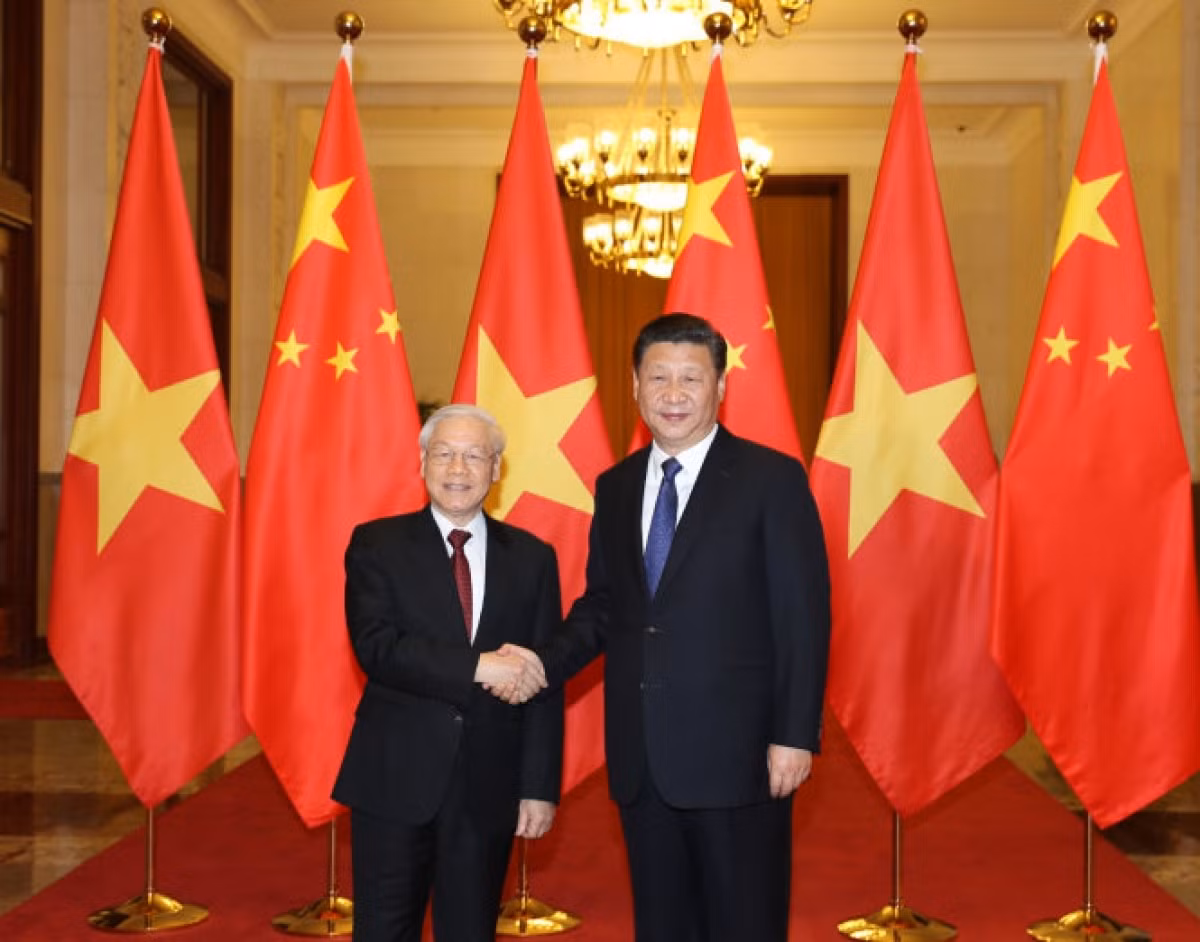 Vietnamese Party General Secretary Nguyen Phu Trong (L) and Chinese Party General Secretary and President Xi Jinping shaking hands. (Photo: VNA)