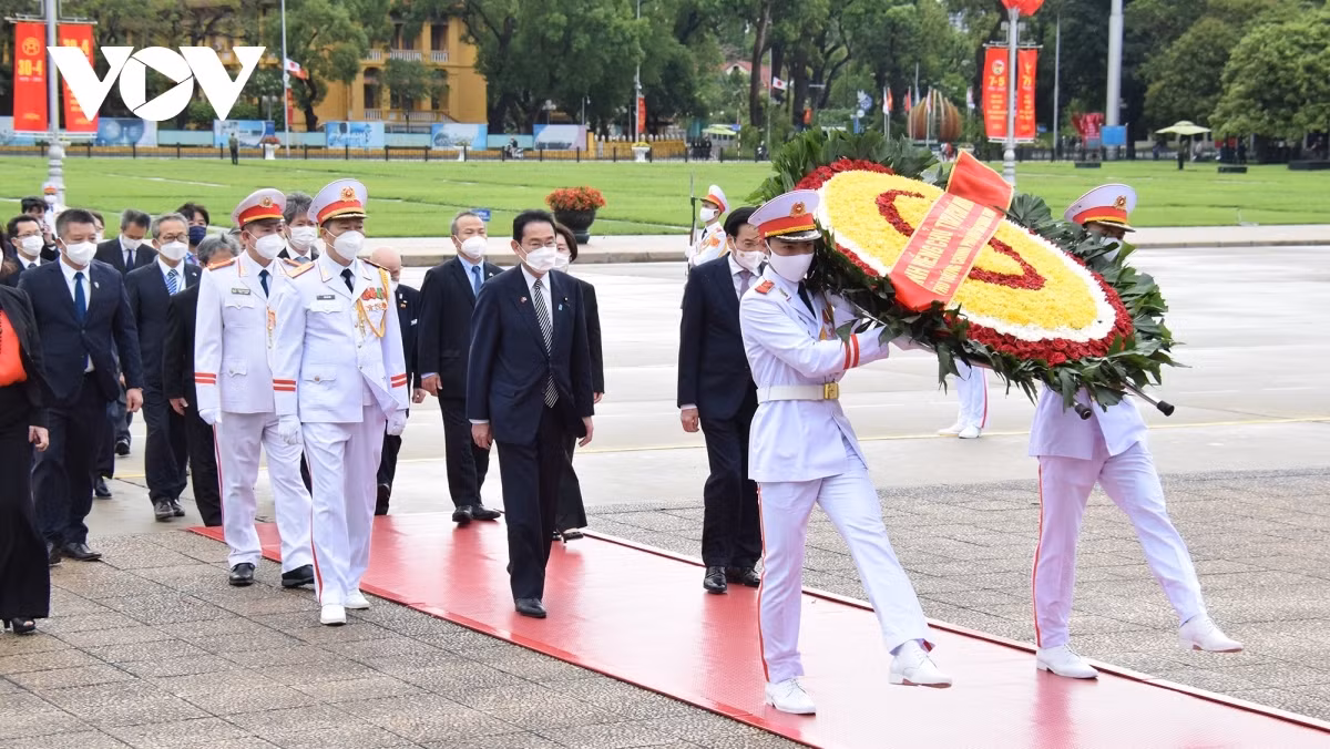 Earlier on the same day Japanese PM and his high-level delegation pay tribute to&nbsp;President Ho Chi Minh.