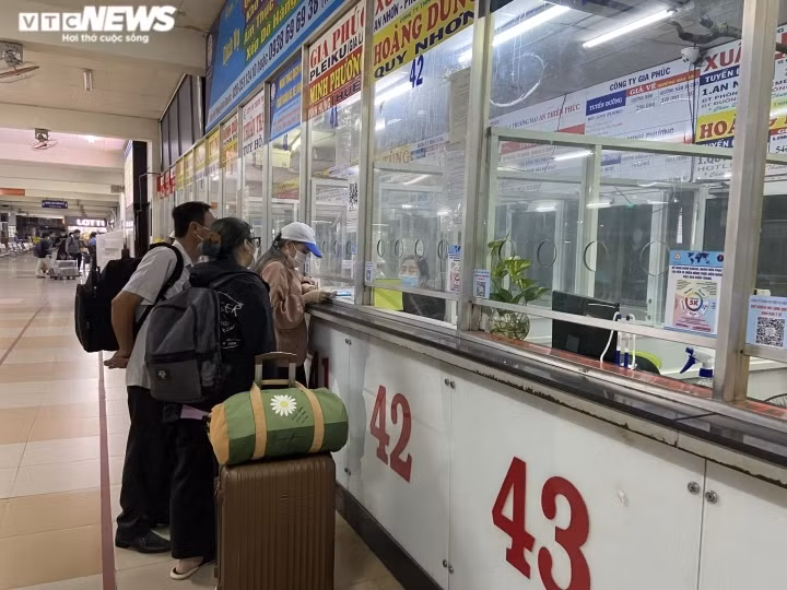 Locals rush back to Hanoi, HCM City after New Year holiday ảnh 11 Localities move to strengthen COVID-19 prevention measures in order to control the movement of people, causing plenty of concern among local people who wish to visit their relatives in their hometowns.