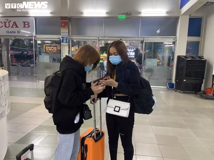 Locals rush back to Hanoi, HCM City after New Year holiday ảnh 13 Few passengers return to Ho Chi Minh City following the New Year holiday.