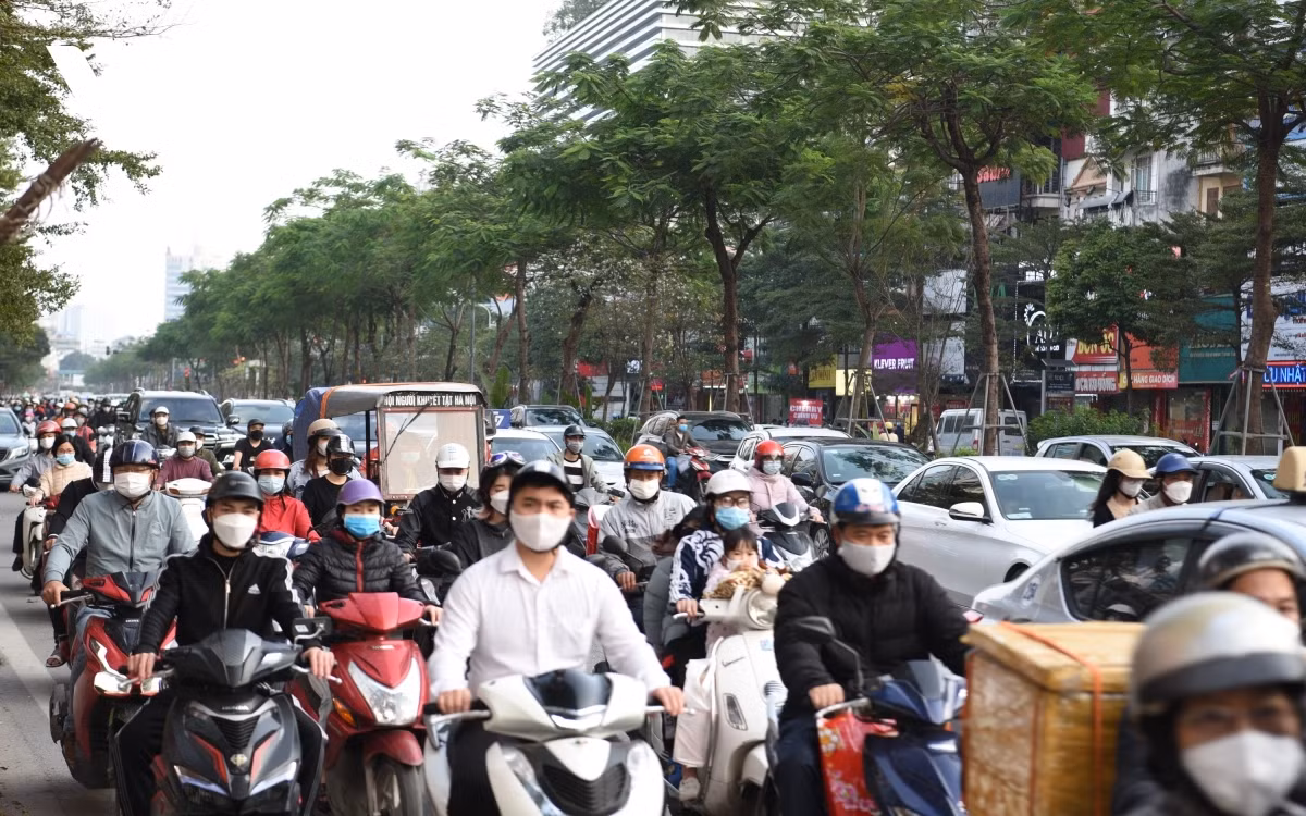 Travel demand increases in the days leading up to Tet holiday, resulting in rising numbers of private vehicles hitting the roads, thereby leading to greater congestion at rush hour.