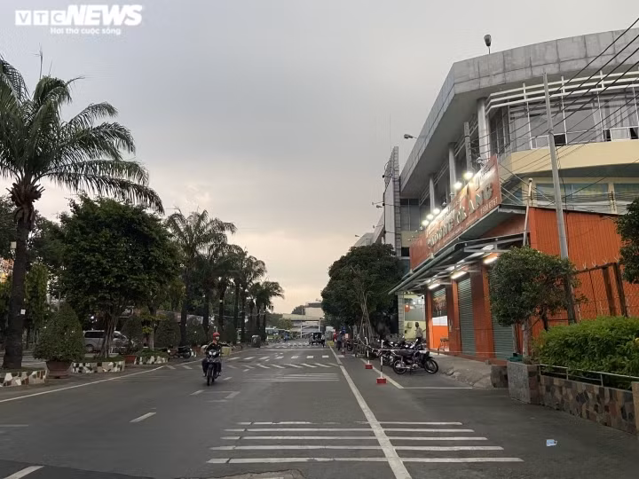 Locals rush back to Hanoi, HCM City after New Year holiday ảnh 12 Mien Dong (western) coach station falls quiet on the last day of the New Year holiday.