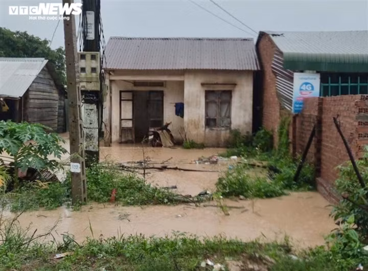 A local resident’s home in Ea Kar district is heavily flooded.