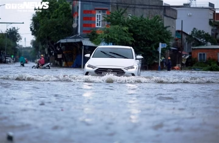 16,000 houses inundated by heavy rain in central localities ảnh 10 Heavy rain over the past three days has badly impacted local people. Roads are left submerged in deep water and vehicles are unable to travel through the difficult conditions.