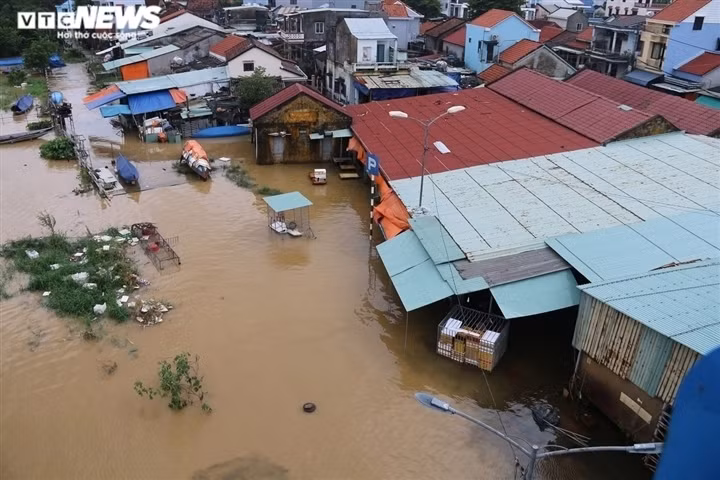 16,000 houses inundated by heavy rain in central localities ảnh 7 Approximately 5,373 houses are left submerged in Quang Nam province, causing the live of residents to be turned upside down.