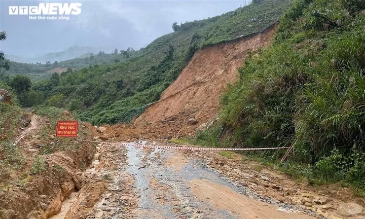 16,000 houses inundated by heavy rain in central localities ảnh 13 A road in the mountainous area of Quang Ngai province is left blocked amid landslides.