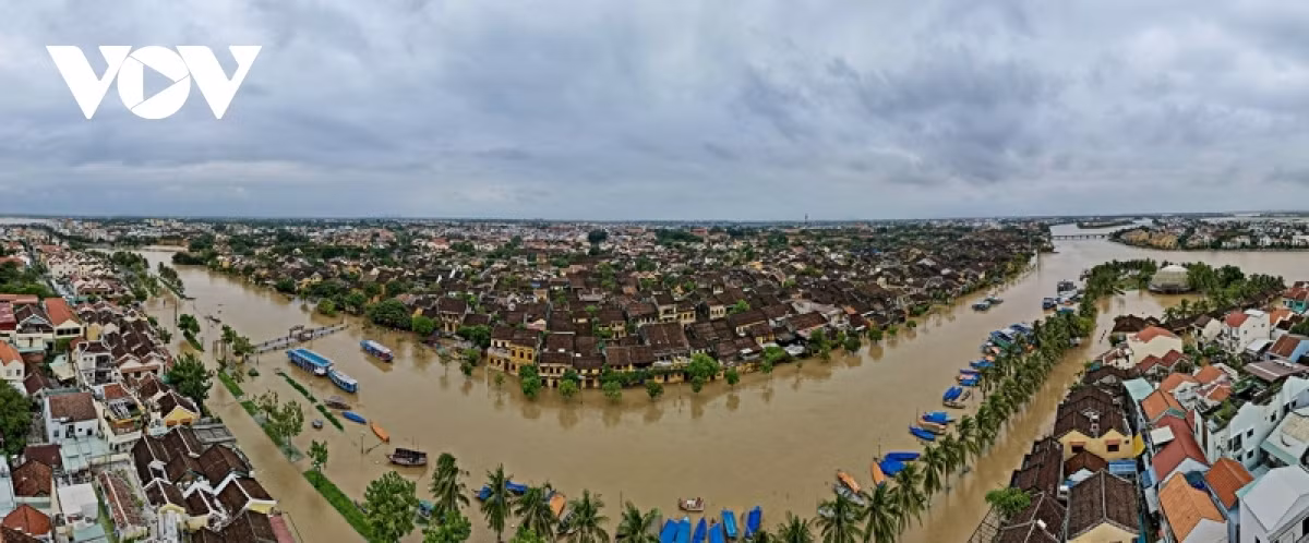 16,000 houses inundated by heavy rain in central localities ảnh 1 Torrential rain between October 22 and October 24 forces thousands of local people in the central region to be evacuated from areas which are at high risk of flooding, landslides, and collapse. Photographed is the ancient town of Hoi An flooded at the weekend.
