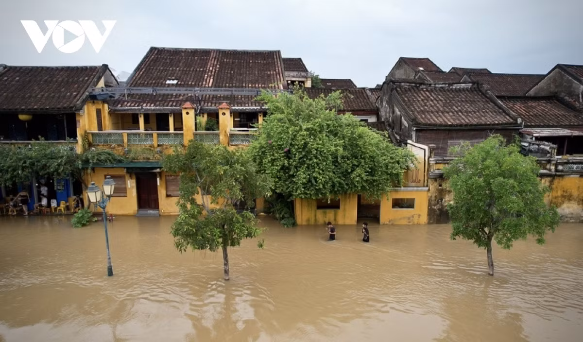 16,000 houses inundated by heavy rain in central localities ảnh 4 Residents seek ways to purchase food amid flooding on October 24.