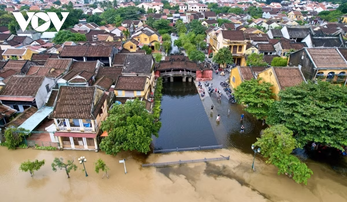 16,000 houses inundated by heavy rain in central localities ảnh 3 As many as 2,535 residents of Quang Nam province are evacuated to safe areas in order to avoid the impact of the flooding.