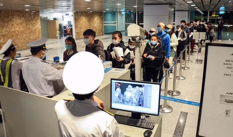 Vietnam to accept three groups of people with vaccine passport ảnh 1 Travellers with vaccine passports will be soon accepted in Vietnam