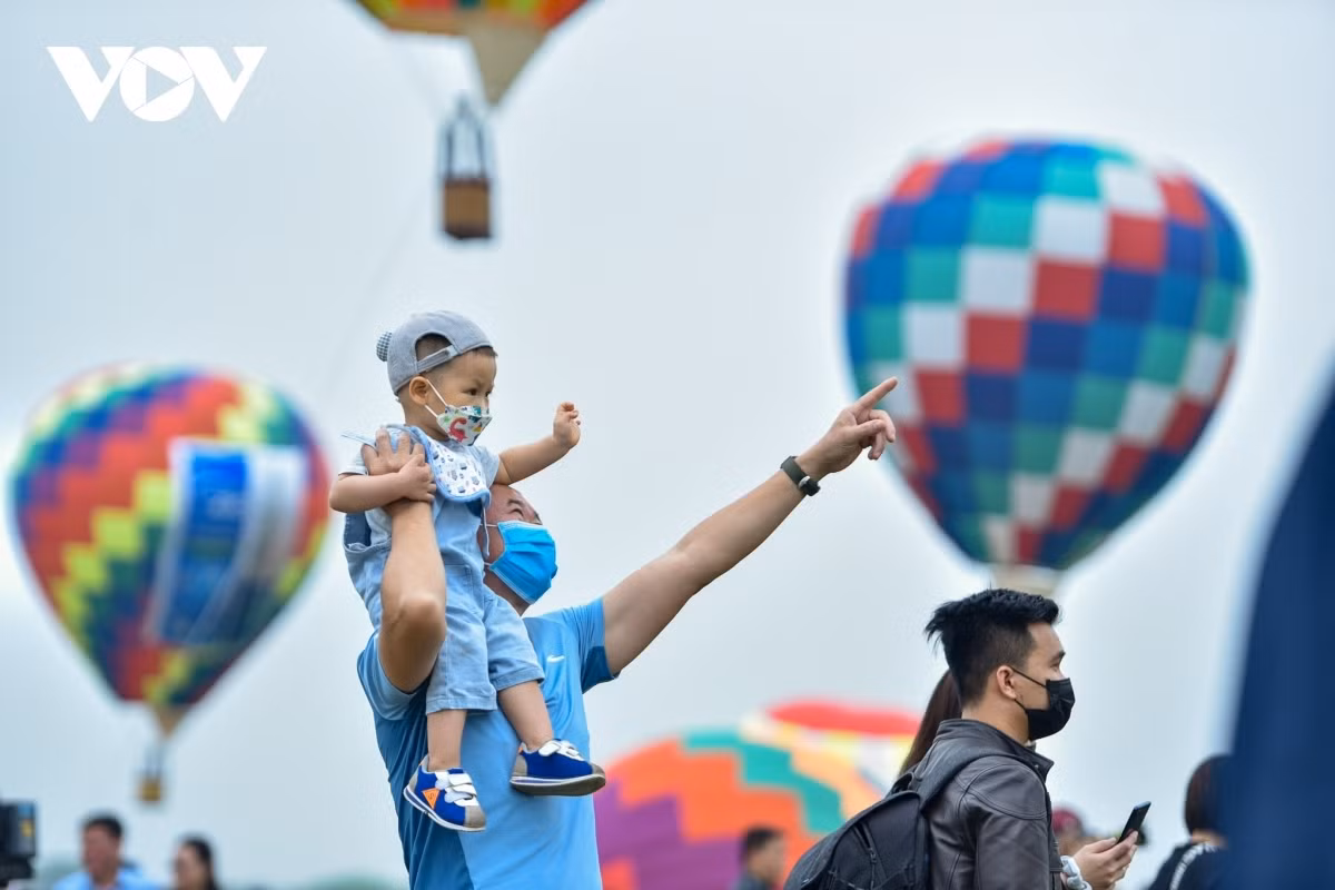 “Get on Hanoi 2022” hot-air balloon festival enthralls visitors ảnh 4