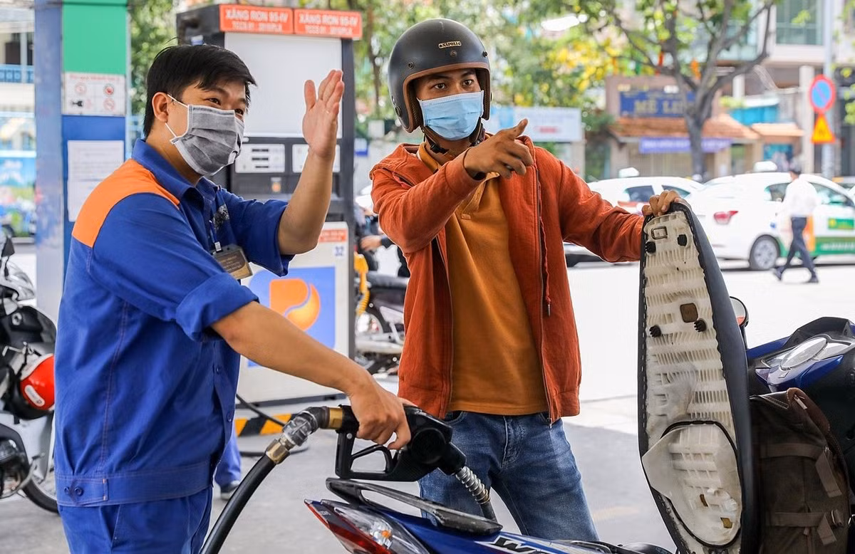 Domestic retail petrol prices hit seven-year peak ảnh 1