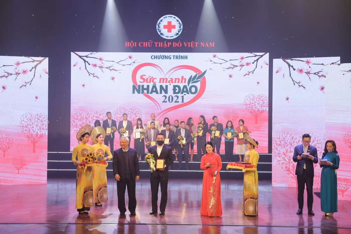 Sustainability starts with health ảnh 1 Abbott has been honoured by the National Assembly Vice Chairman Uông Chu Lưu and Red Cross Vietnam Chairwoman Nguyễn Thị Xuân Thu