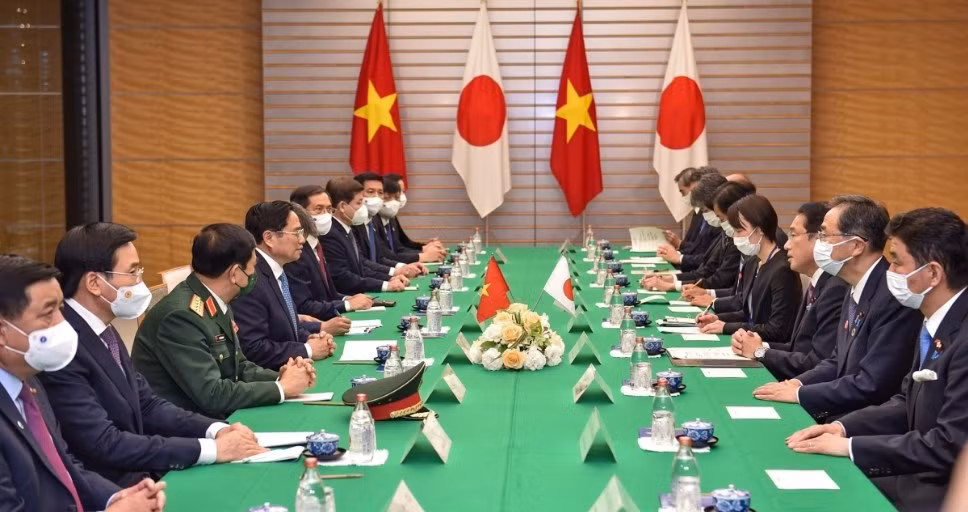 Prime Minister Pham Minh Chinh holds talks with his Japanese counterpart Kishida Fumio.