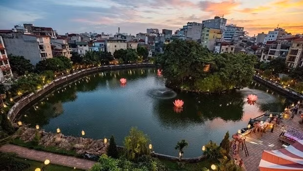 Literature Lake at night (Source: nhandan.vn)