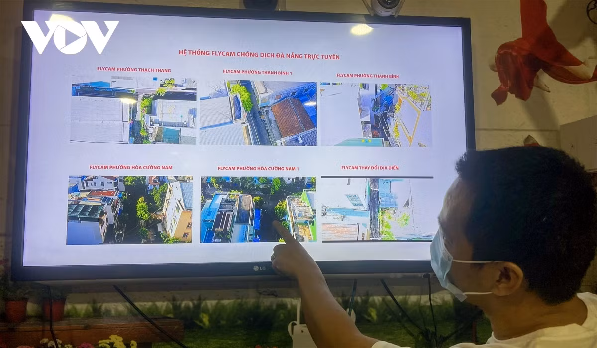 Da Nang pilots to use drones to monitor people to “stay where they are” ảnh 17 Images taken by drones appear at a control centre at the headquarters of Hai Chau district’s administration.
