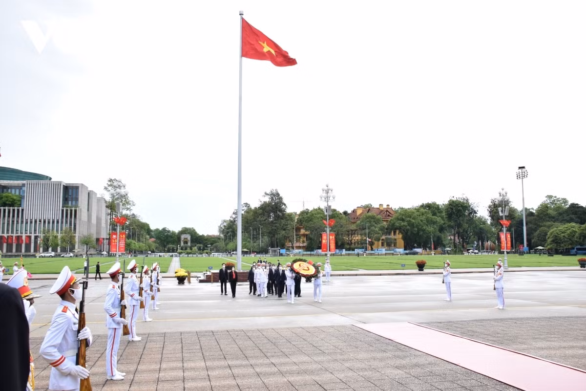 Japanese delegation lays a wreath at the&nbsp;Ho Chi Minh Mausoleum on the morning of May 1.