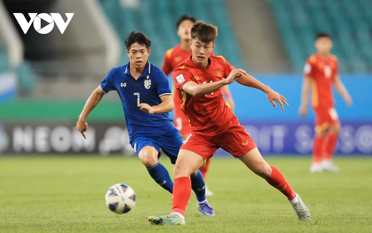Vietnam, Thailand share points in AFC U23 Asian Cup opener ảnh 1 Vietnamese players (in red jersey) perform well, but they cannot maintain their leading advantage over Thai opponents.