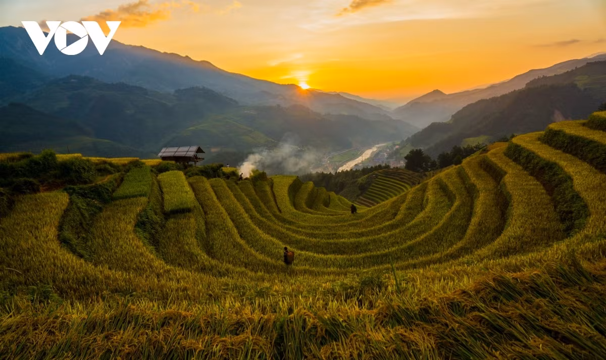 A beautiful sunset is snapped in the mountainous district of Mu Cang Chai, Yen Bai province.