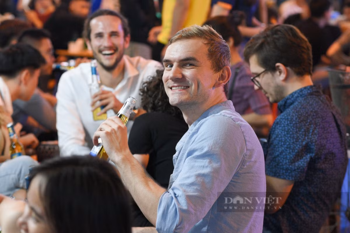 A group of foreigners enjoys the nightlife of the capital.