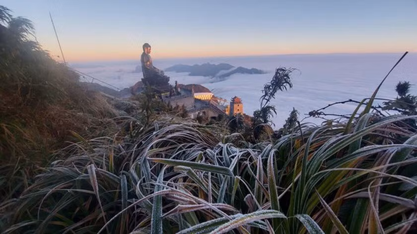 This marks the second hoarfrost-covered wave that has occurred on the peak of Fansipan since the beginning of this year’s winter season. (Photo: VNA/VNS)