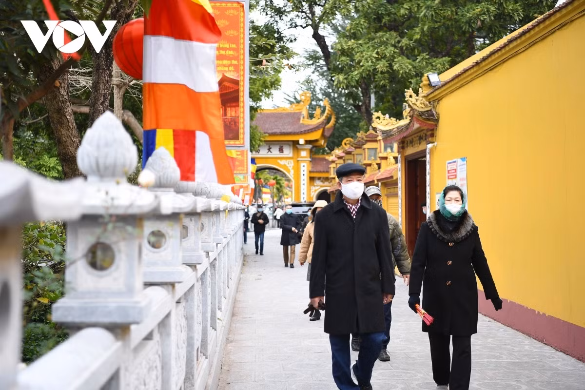 Peaceful and tranquil Hanoi on first day of Lunar New Year ảnh 18 Worshippers don masks in line with guidelines aimed at preventing the spread of COVID-19.