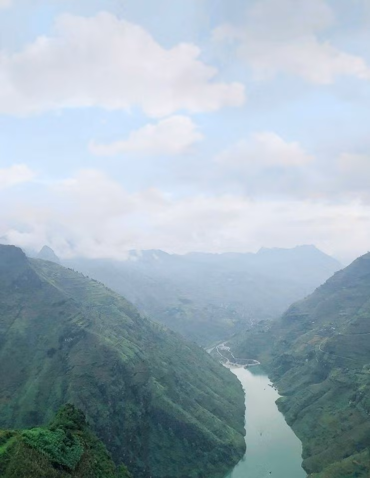 As mist spreads throughout Ha Giang province, a fanciful natural landscape is created. (Photo: Pham Hang)