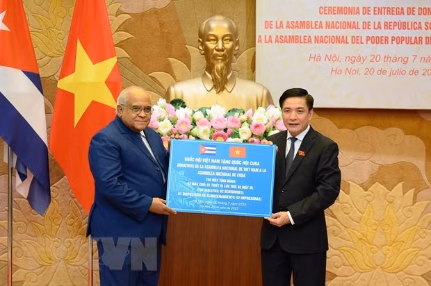 vietnam presents it equipment to cuban legislature picture 1