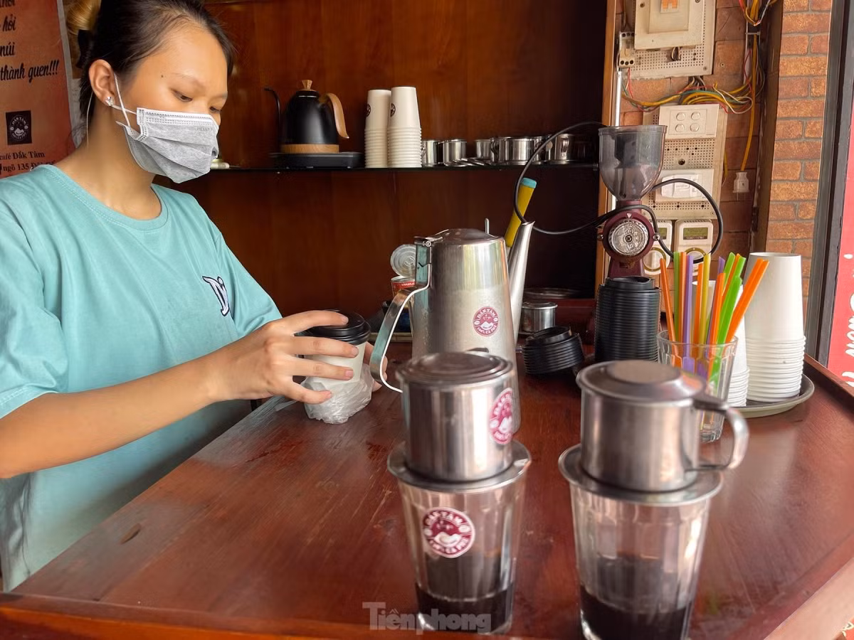 Workers at eateries consecutively remind people of the necessity of scanning QR codes and following the Health Ministry’s 5K message.