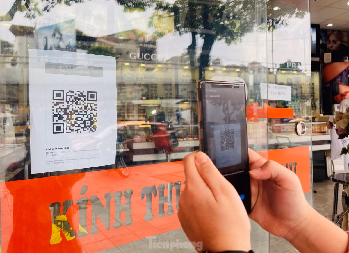Locals apply pandemic counter measures at eateries in Hanoi ảnh 9
